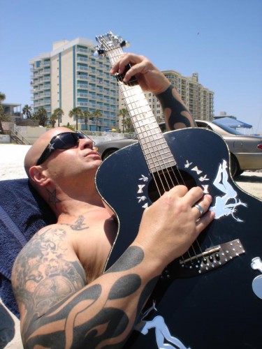 Rick Rozz DeLillo дарява автографирана китара.