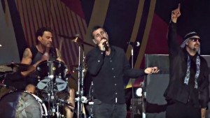AUDIOSLAVE и Serj Tankian изпълниха заедно „Like A Stone“ в памет на Chris Cornell
