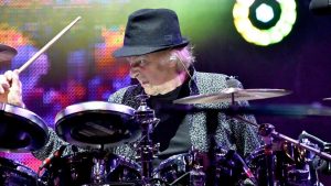Напусна ни Alan White от YES